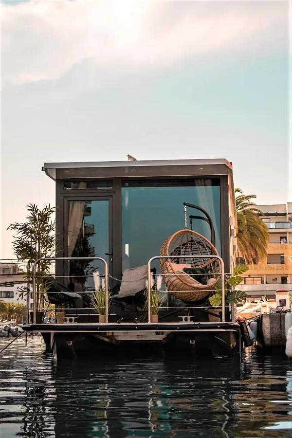 Botel L'Escale Royale : Jacuzzi And Terrace On The Water Hotel Fréjus França