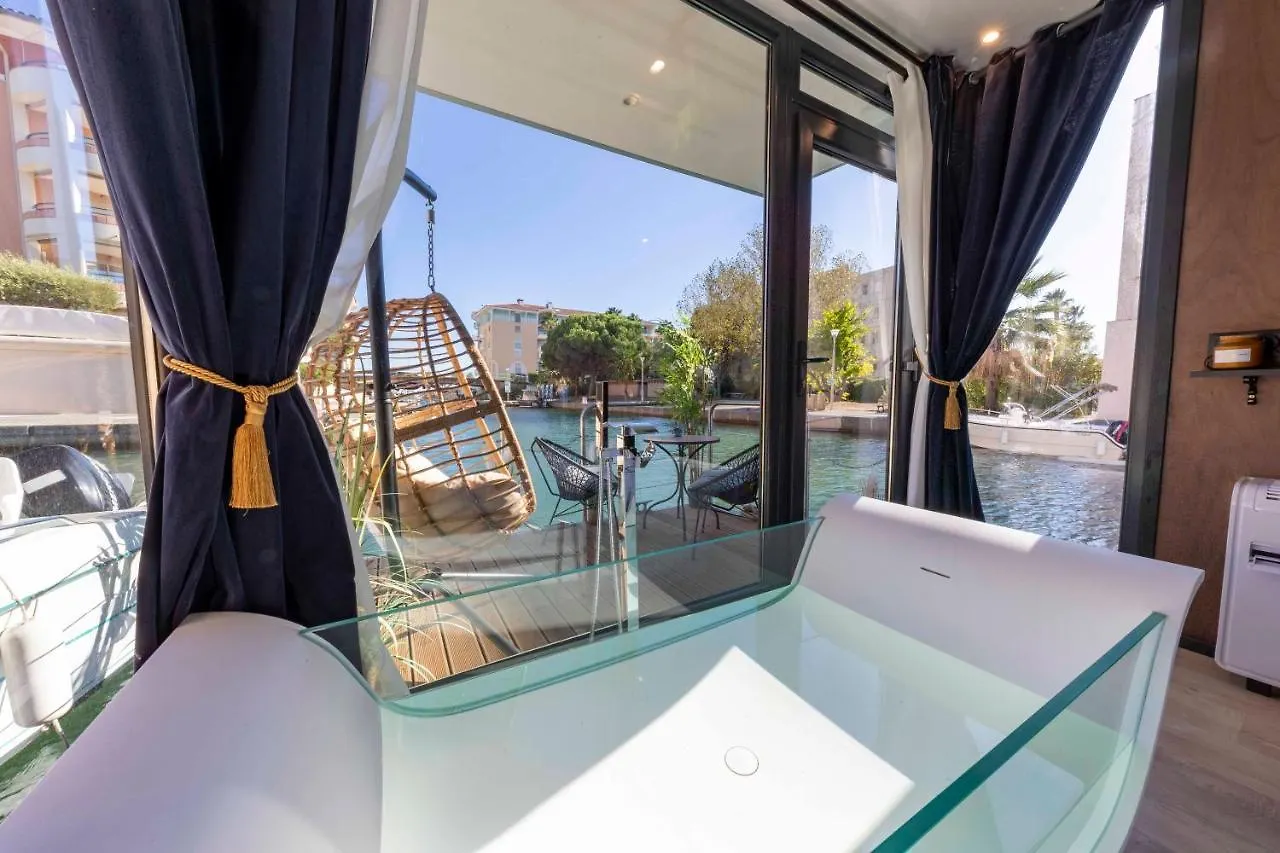 L'Escale Royale : Jacuzzi And Terrace On The Water Hotel Fréjus