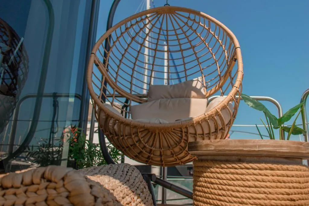 L'Escale Royale : Jacuzzi And Terrace On The Water Hotel Fréjus 0*,