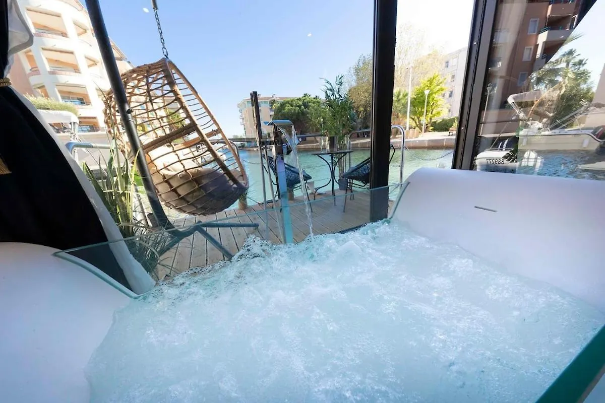 L'Escale Royale : Jacuzzi And Terrace On The Water Hotel Fréjus