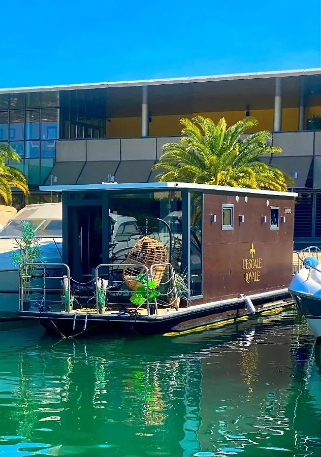 L'Escale Royale : Jacuzzi And Terrace On The Water Hotel Fréjus Botel